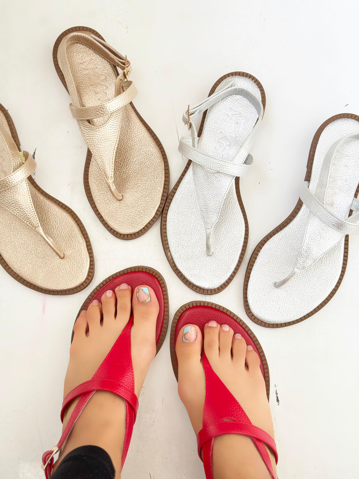 Sandalias en cuero genuino.