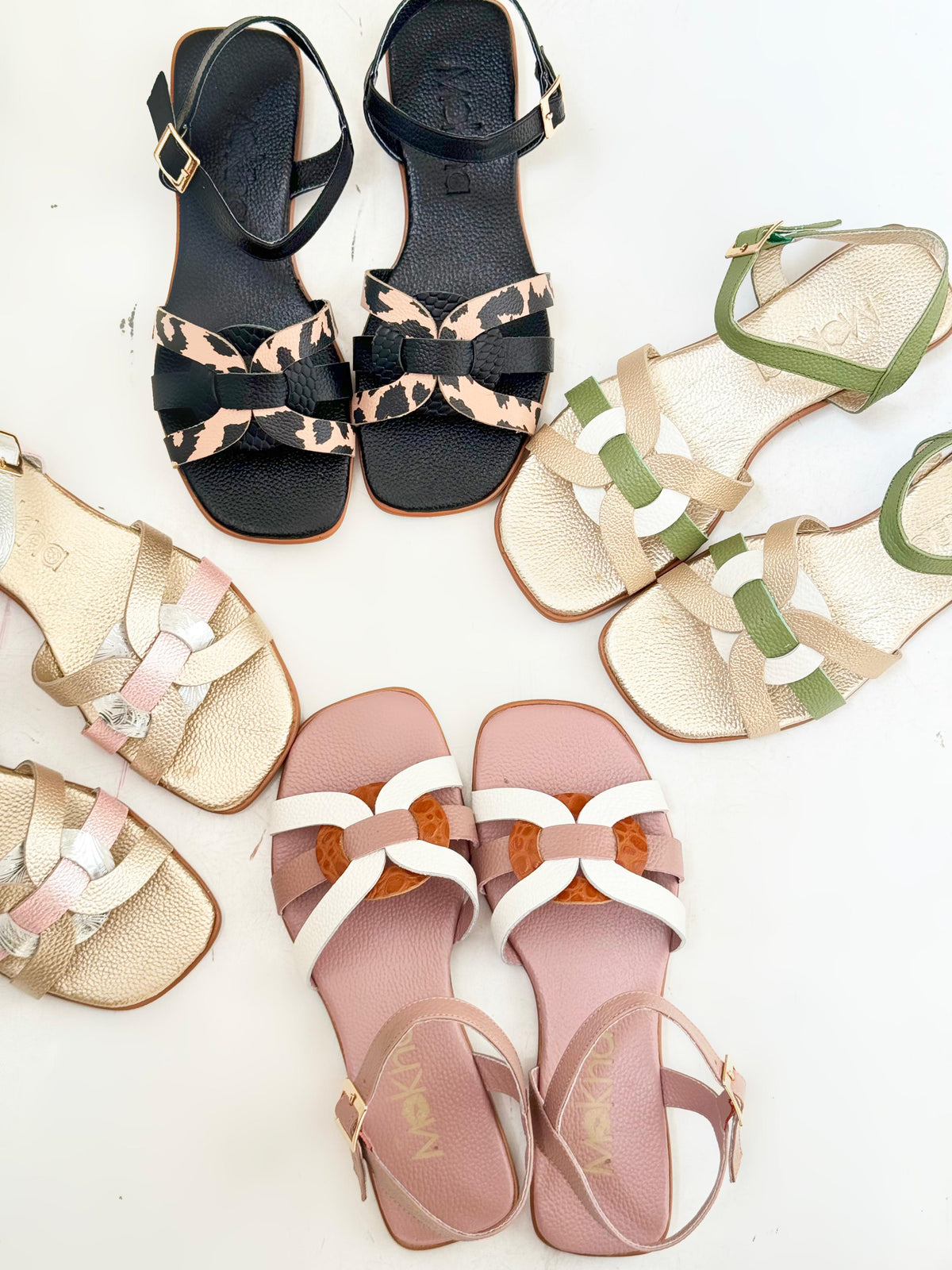 Sandalias en cuero genuino.