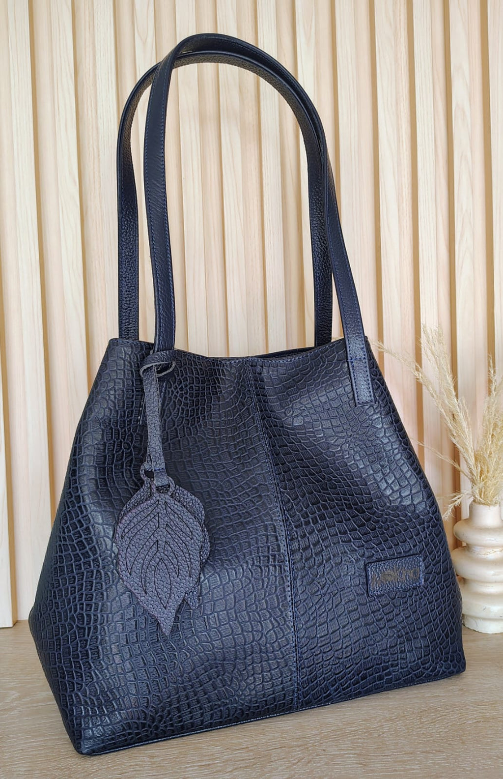 Cartera grande en Cuero . Vino, Azul y Café.