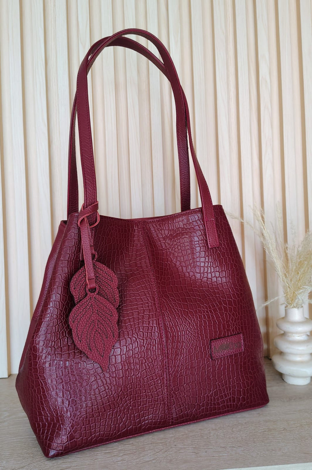 Cartera grande en Cuero . Vino, Azul y Café.