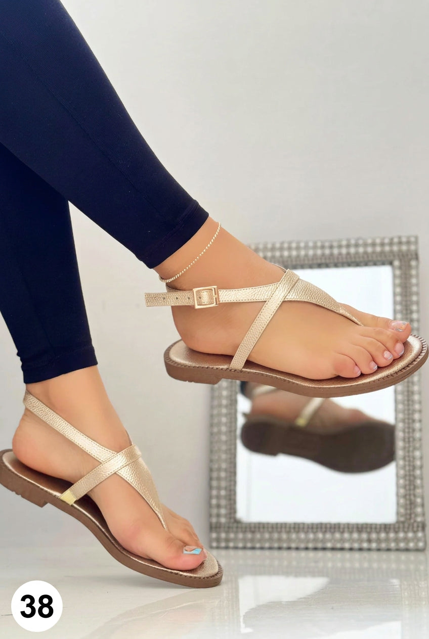 Sandalias en cuero genuino.