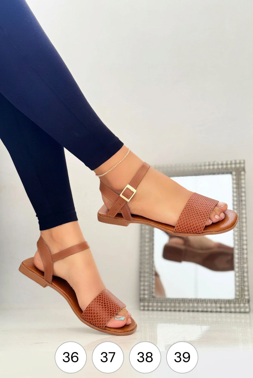 Sandalias en cuero genuino.