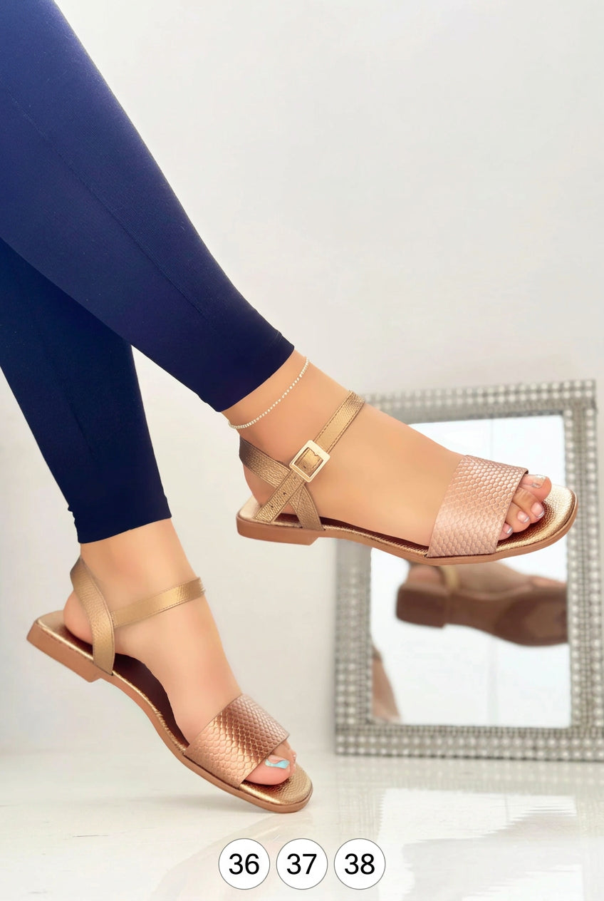 Sandalias en cuero genuino.