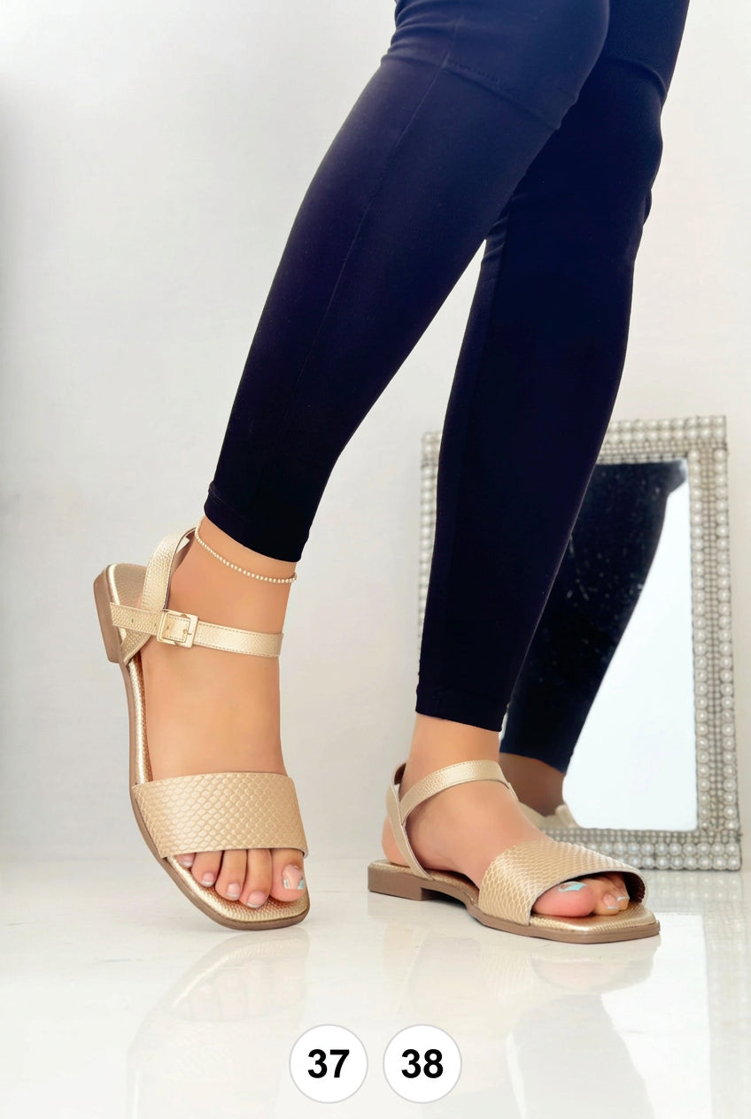 Sandalias en cuero genuino.
