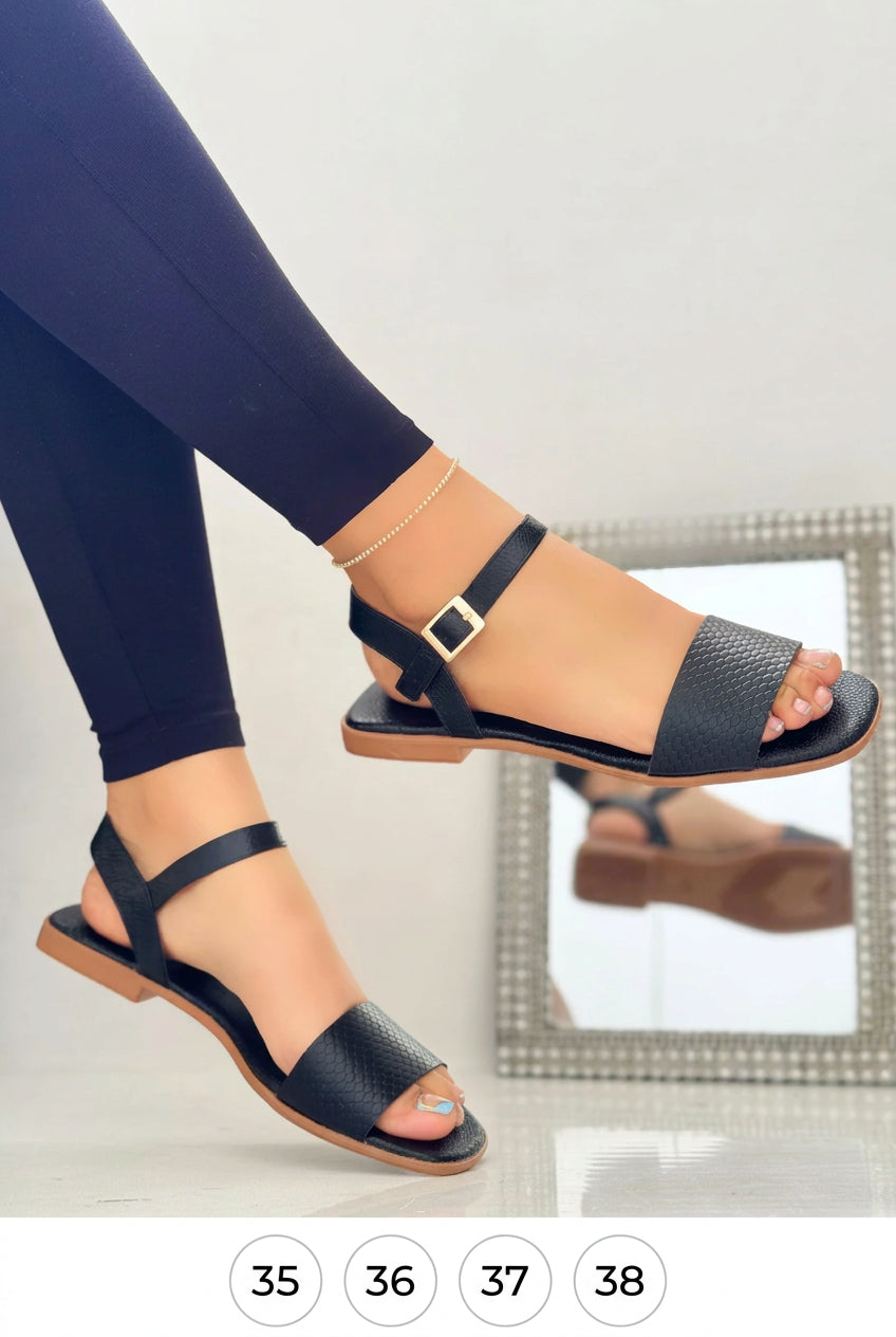 Sandalias en cuero genuino.