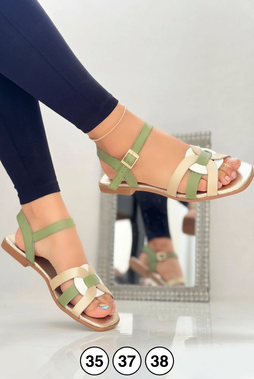 Sandalias en cuero genuino.