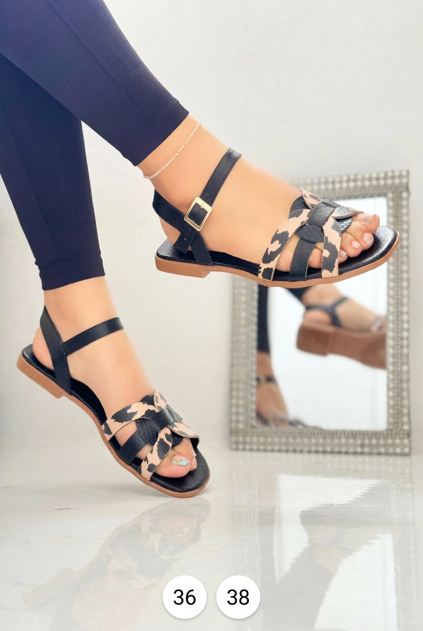 Sandalias en cuero genuino.