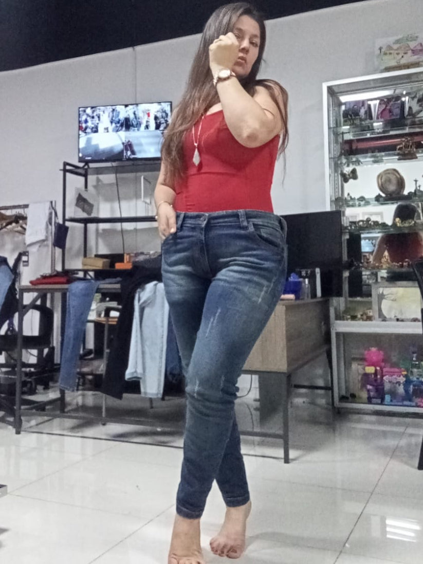 Jean unisex azul desgastado, vista frontal de cuerpo entero